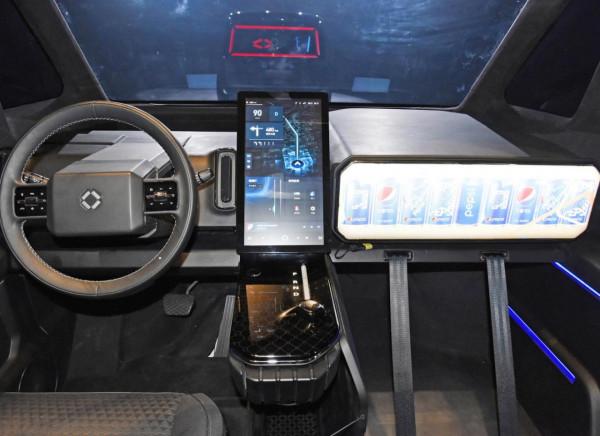 國產大5座MPV，外觀很科幻，側滑門，1+1+3佈局，帶你看盒子400