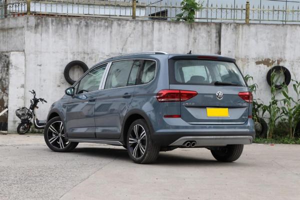 6座佈局&plus;主動剎車，百公里油耗6&period;3升，實拍大眾途安L頂配版