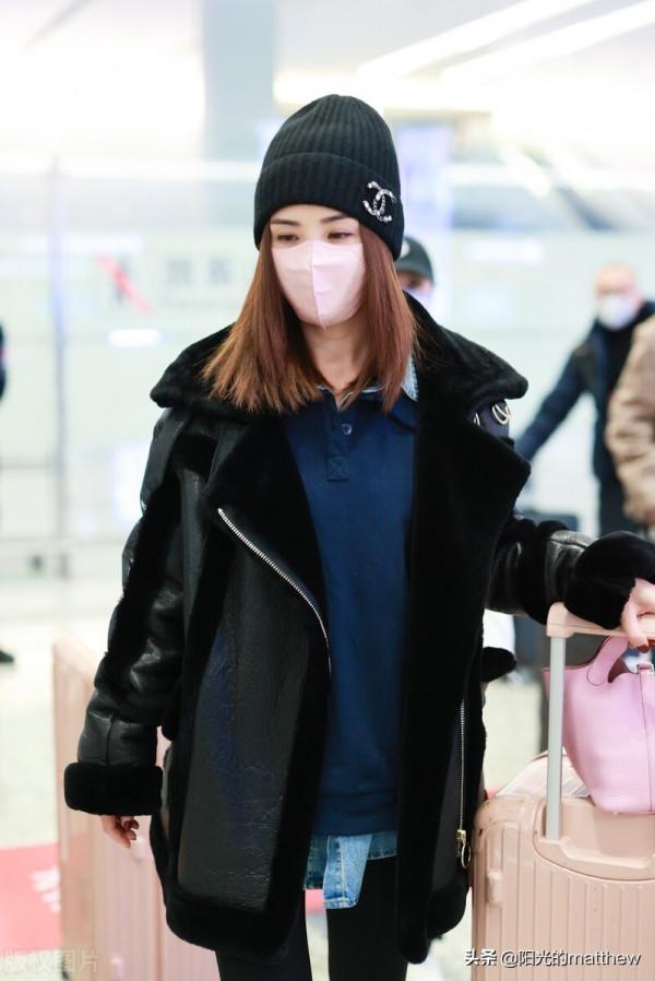 街拍:蔡卓妍黑色皮毛一體外套+深色打底褲+線帽甜酷十足 街拍:蔡卓妍黑色皮毛一體外套+深色打底褲+線帽甜酷十足