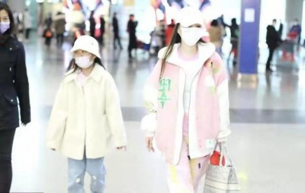 李小璐這媽不合格，一身潮牌只顧自己美，女兒穿幾十元衣服太樸素