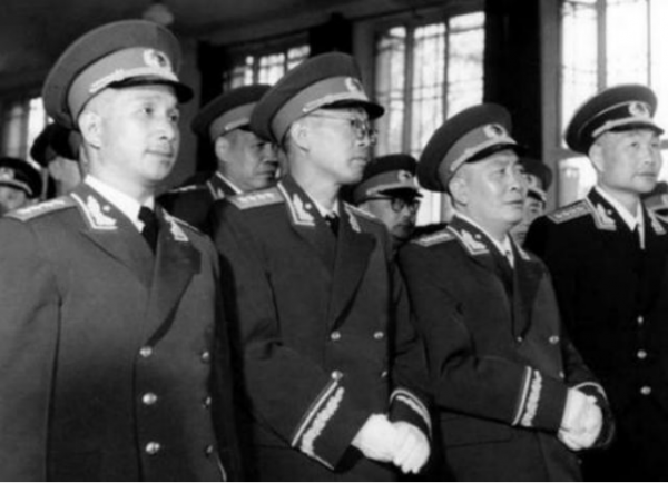 升遷最慢的紅軍師長，20年來從未上升一級，55年授銜時難倒羅榮桓