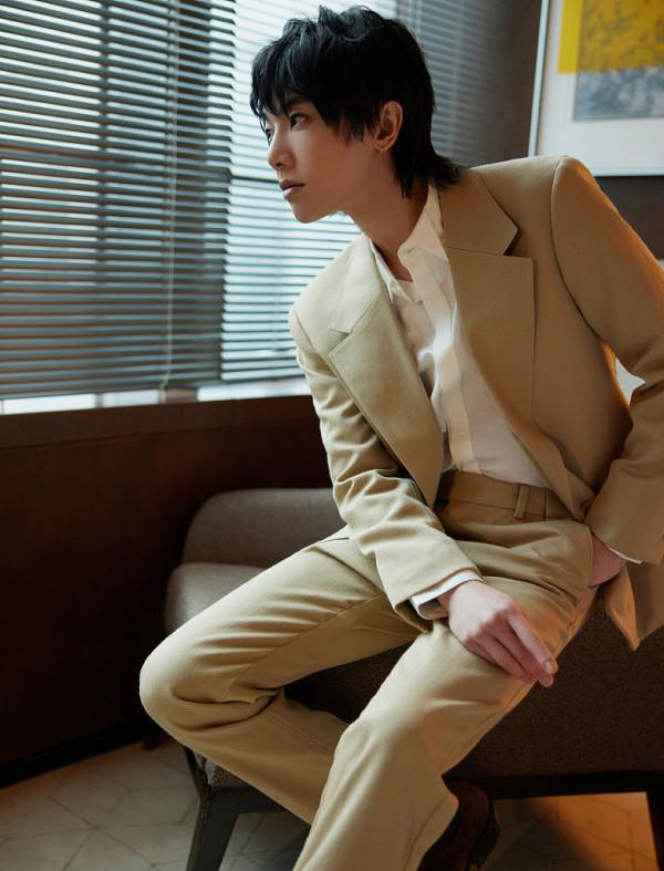 華晨宇優雅現身品牌直播 卡其色西裝典雅別緻盡顯紳士風度