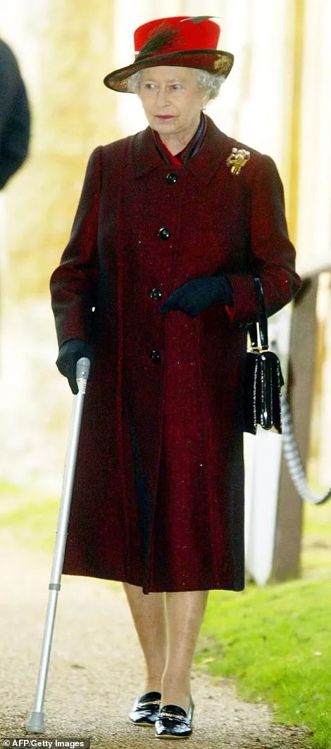 歲月不饒人,17年來英國女王第一次在王室活動中用了柺杖…… 歲月不饒人,17年來英國女王第一次在王室活動中用了柺杖……