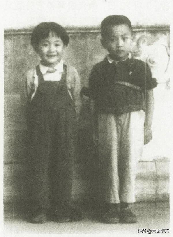 毛澤東為什麼只把中央軍委和中宣部帶進了中南海?林彪稱其為槍桿子和筆桿子,一手抓武裝一手抓宣傳 毛澤東為什麼只把中央軍委和中宣部帶進了中南海?林彪稱其為槍桿子和筆桿子,一手抓武裝一手抓宣傳