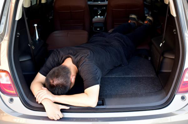 仔細分析了小鵬P5睡覺的邏輯,車內過夜看電影或是真需求 仔細分析了小鵬P5睡覺的邏輯,車內過夜看電影或是真需求