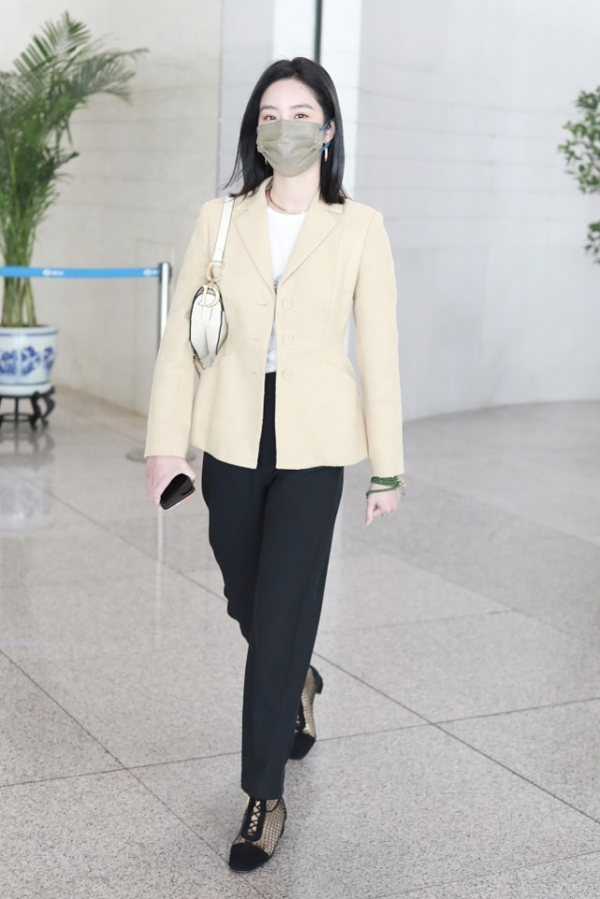 楊採鈺機場私服真時髦,杏色小西裝配黑色長褲簡潔利索,氣質出眾 楊採鈺機場私服真時髦,杏色小西裝配黑色長褲簡潔利索,氣質出眾