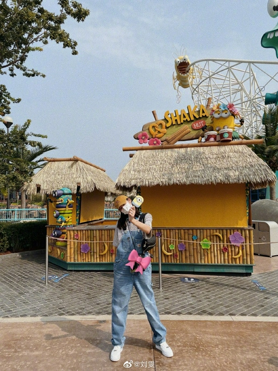 劉雯曬北京環球影城plog 穿揹帶褲青春減齡