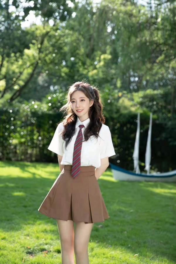 馮提莫緊跟潮流，聖誕變裝美翻眾人！不愧是風格駕馭小達人