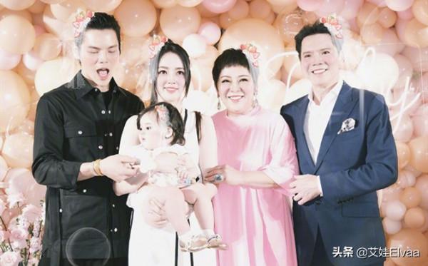 向太國慶曬全家福！兒媳穿長褲地位獲認可，孫女五官似郭碧婷翻版