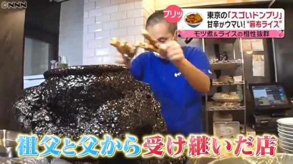 日本烤串名店60多年間從未換過醬汁,裝它的陶甕已經面目全非 日本烤串名店60多年間從未換過醬汁,裝它的陶甕已經面目全非