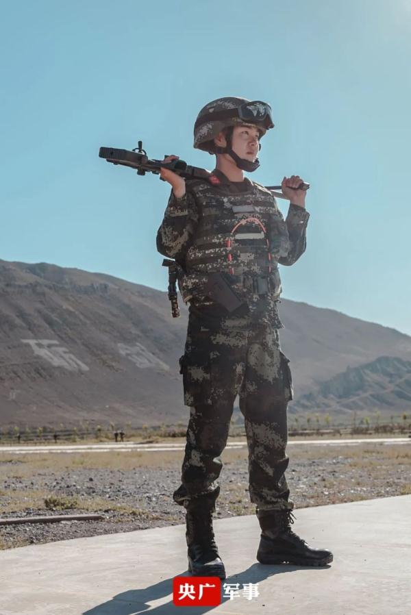 實力圈粉！女子特戰隊員高燃桌布來了