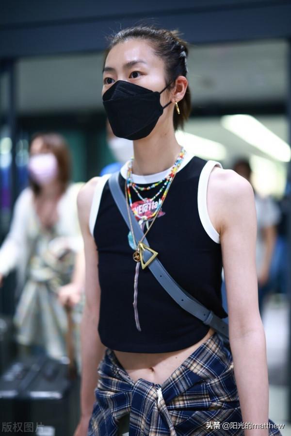 街拍：劉雯黑色背心+工裝褲+格紋襯衫+帆布鞋率性休閒