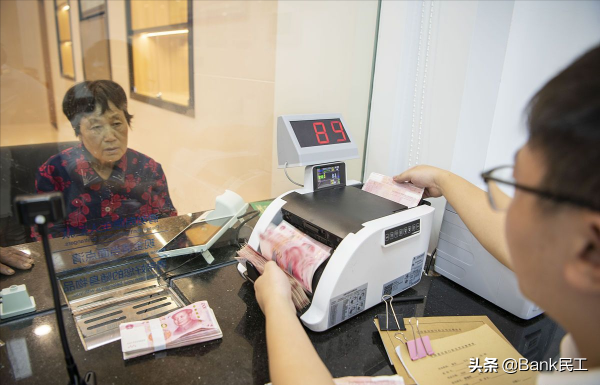 我國居民存款總量突破100萬億,人均存款出爐,拖後腿了怎麼辦? 我國居民存款總量突破100萬億,人均存款出爐,拖後腿了怎麼辦?