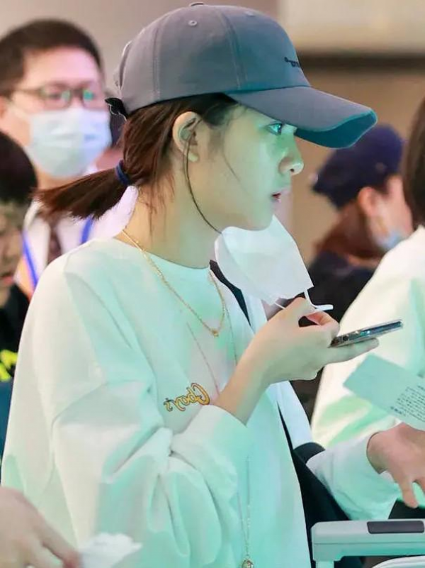 黃多多的搭配比同齡人成熟多了，私服配帽子有氣質，不愧是星二代