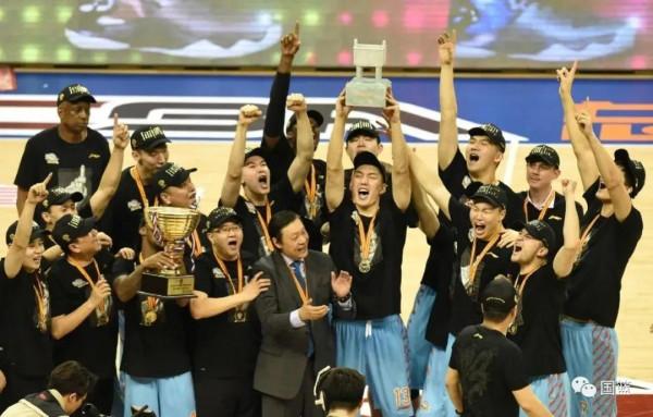 天山腳下,新疆隊長 天山腳下,新疆隊長