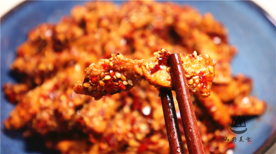 把瘦肉放鍋裡蒸一蒸，實在太香了，從沒見過這做法，年夜飯吃真香