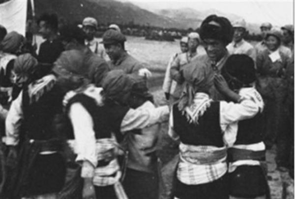 敵軍突然出現,炊事員急中生智,化解了一場災難,我軍大獲全勝 敵軍突然出現,炊事員急中生智,化解了一場災難,我軍大獲全勝