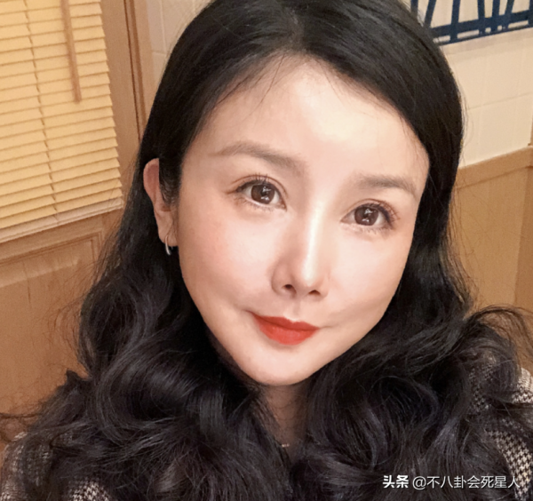 中年女星整容後遺症一堆！臉像鞋拔子，不敢做大表情，演戲沒法看