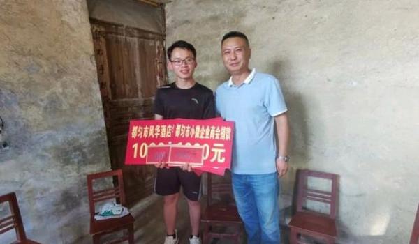 母親離家出走，寒門父親靠低保維持生活，供兒子考上北大