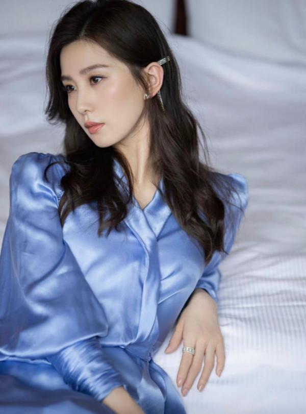 劉詩詩當媽後氣質更高階，穿緞面裙優雅又貴氣，同齡人中拔尖