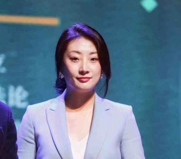 14年上榜福布斯，千億級繼承人，父親是娃哈哈董事，39歲公開招婚