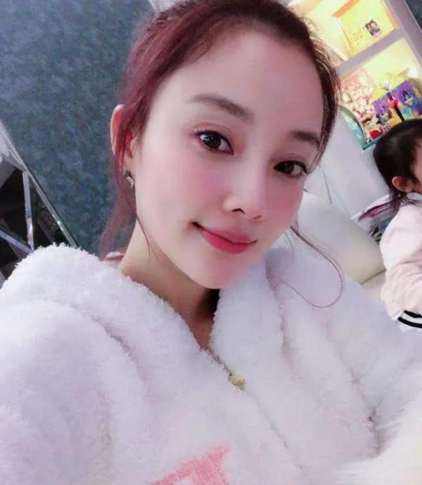 李小璐40歲看上去很美 李小璐40歲看上去很美