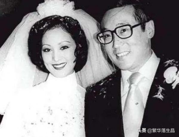 胡文新是身價百億的富豪,和明星、富家千金交往過,至今還單身 胡文新是身價百億的富豪,和明星、富家千金交往過,至今還單身