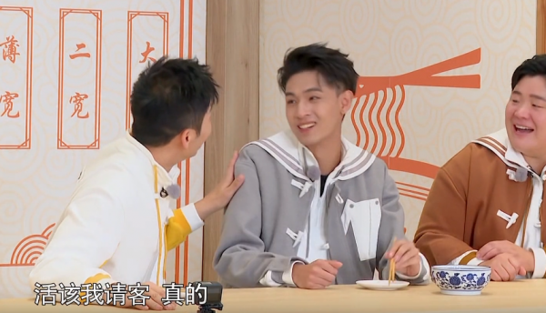 林一夾面，baby貼心抱住腿，陸地夫婦後，跑男終於明白怎麼炒cp了