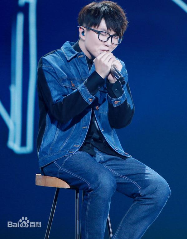 毛不易獨特的嗓音和微笑,首登元宵晚會,想不被吸引都難 毛不易獨特的嗓音和微笑,首登元宵晚會,想不被吸引都難