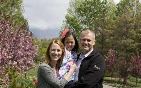 亞馬遜CEO領養中國棄嬰，每週給5萬美金零花，規定必須花完