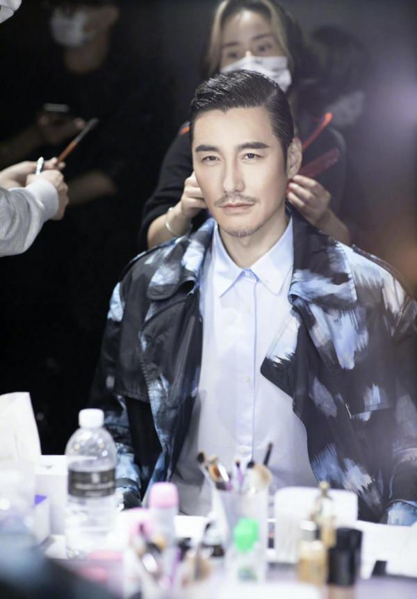 50歲胡兵走秀狀態佳,喜歡孩子卻始終未婚,公開表示遺憾錯過瞿穎 50歲胡兵走秀狀態佳,喜歡孩子卻始終未婚,公開表示遺憾錯過瞿穎