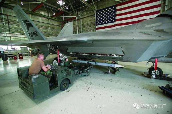 美國F-22戰鬥機機翼下現神秘吊艙，可能為強化猛禽趟路？