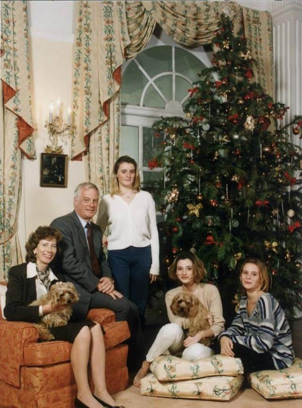 24年前香港迴歸儀式上，末代港督神色落寞，三個女兒更是哭成淚人