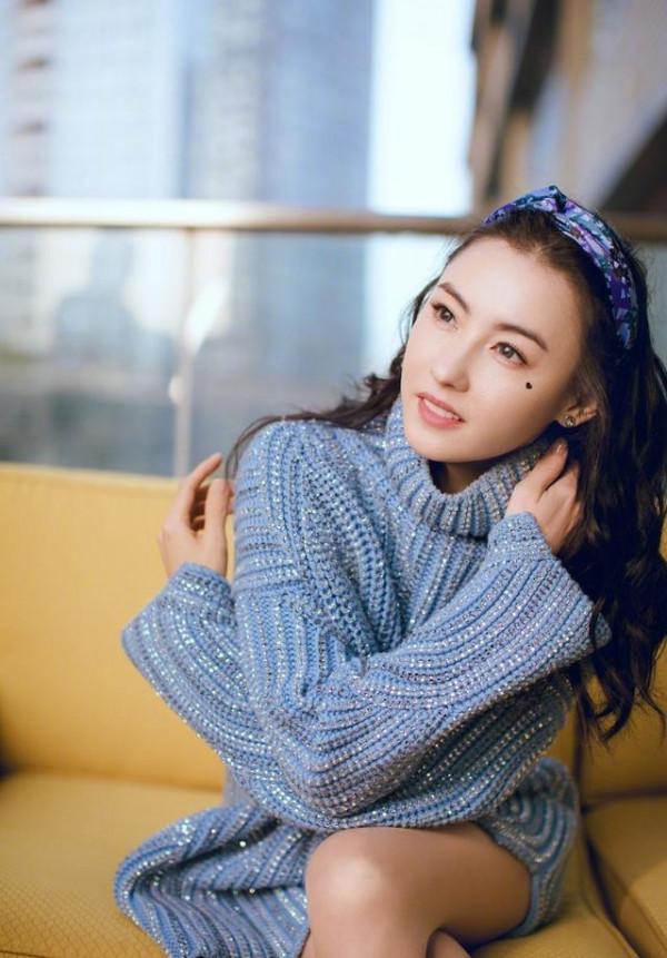 張柏芝才是真正“凍齡女神”,穿湖藍毛衣配心形妝,40歲像20少女 張柏芝才是真正“凍齡女神”,穿湖藍毛衣配心形妝,40歲像20少女