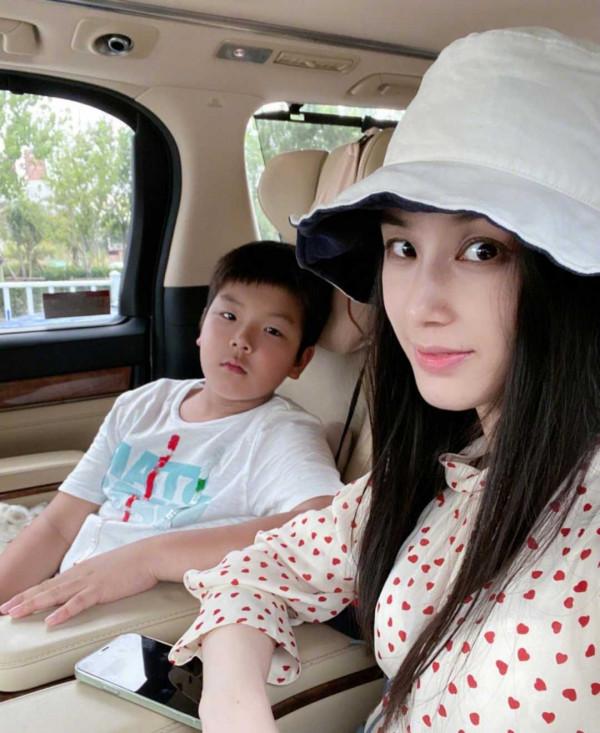 黃聖依帶大兒子出遊,穿襯衫配牛仔短褲像學生妹,太年輕了 黃聖依帶大兒子出遊,穿襯衫配牛仔短褲像學生妹,太年輕了