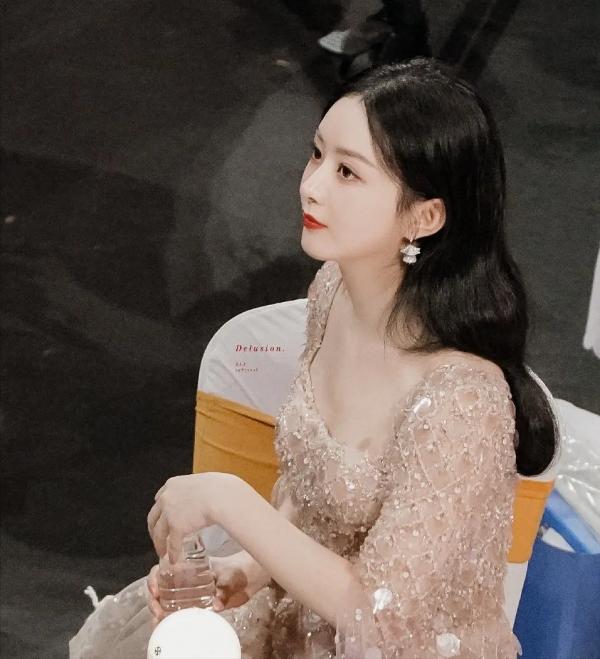 大灣區晚會終於不再流量當道，王菲不在C位，趙麗穎鏡頭一掃而過