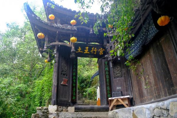 湖南一奇特古鎮,為四大名鎮之一擁有兩千年曆史,坐落在瀑布之上 湖南一奇特古鎮,為四大名鎮之一擁有兩千年曆史,坐落在瀑布之上