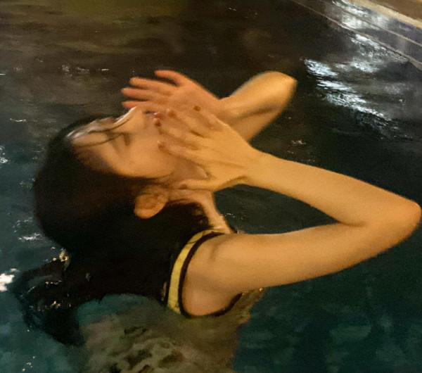 知名女星鞠婧禕穿衣服游泳!一臉水漬頭髮零散,泡水中面板白淨 知名女星鞠婧禕穿衣服游泳!一臉水漬頭髮零散,泡水中面板白淨