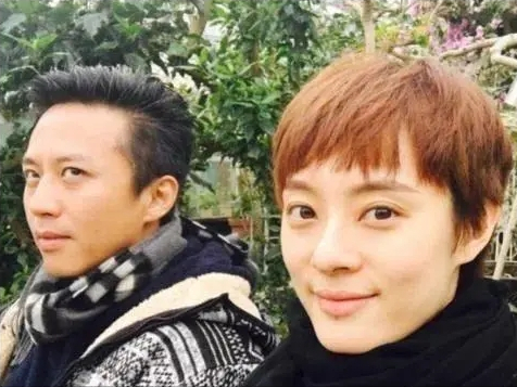 鄧超：把丈母孃當成親媽孝順，街頭混子改邪歸正，登上人生巔峰