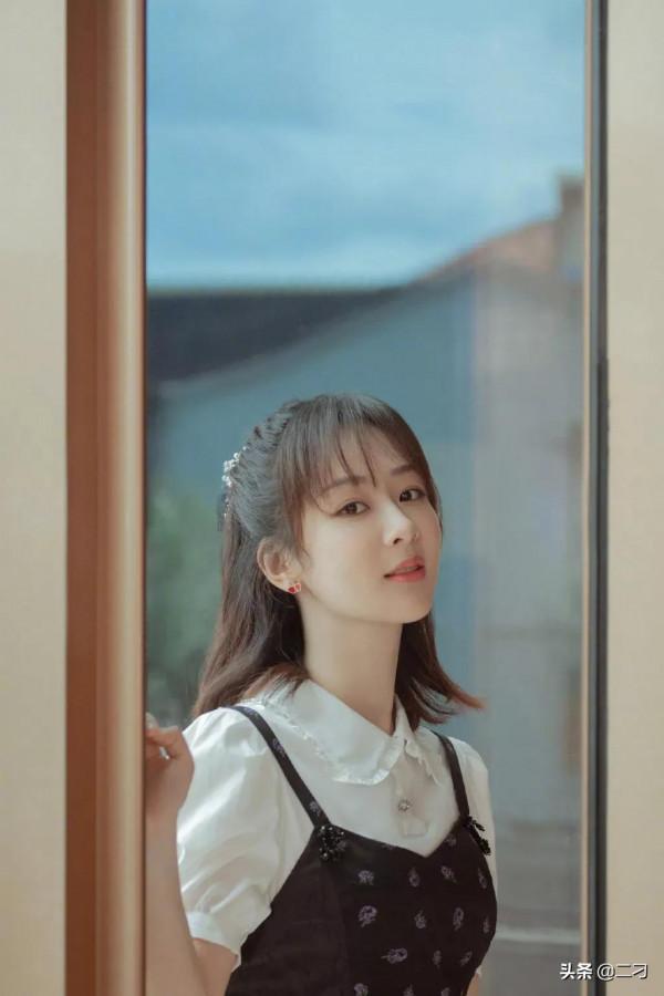 楊紫活動造型 黑白經典搭配烘托少女的俏皮靈動