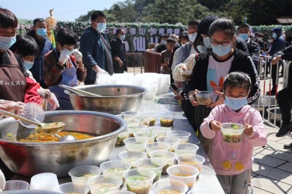 老君山萬枚月餅拼成“彩雲追月”祝福遊客,喜迎中秋 老君山萬枚月餅拼成“彩雲追月”祝福遊客,喜迎中秋