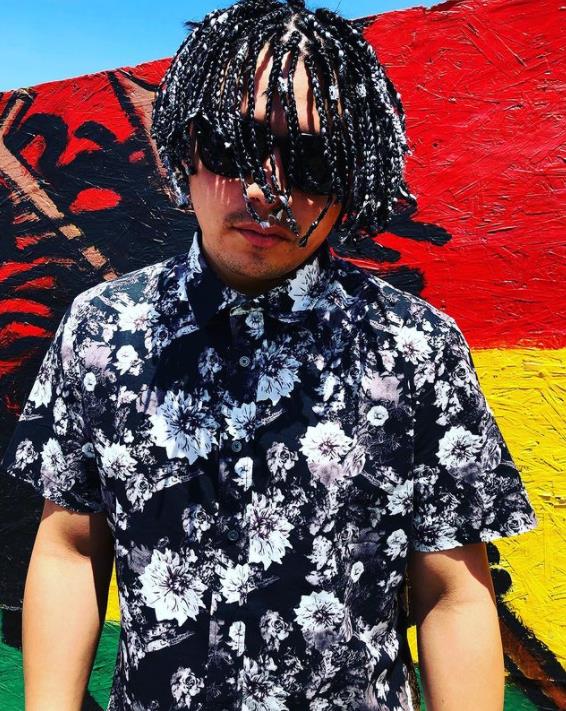 墨西哥Rapper頭皮植入數十條大金鍊，搞了一頭名副其實的金髮