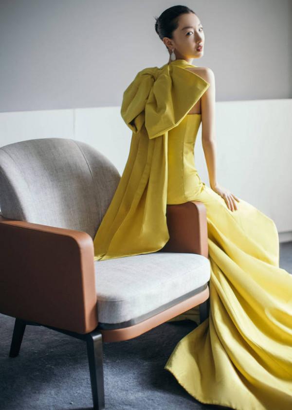 周冬雨蝴蝶結造型優雅大方