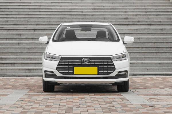 搭載刀片電池，續航450km，12.99萬起售，秦EV價效比如何？