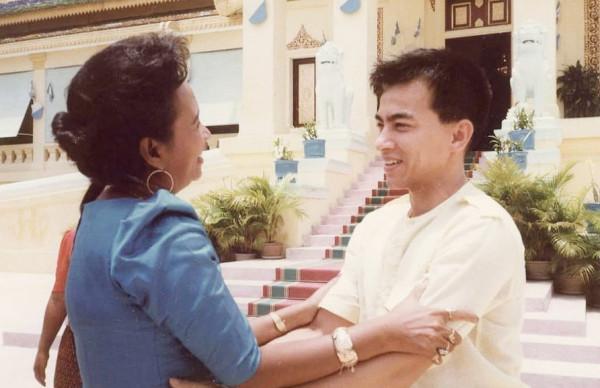 西哈莫尼國王從小就相貌漂亮，他是最英俊的國王，沒有之一