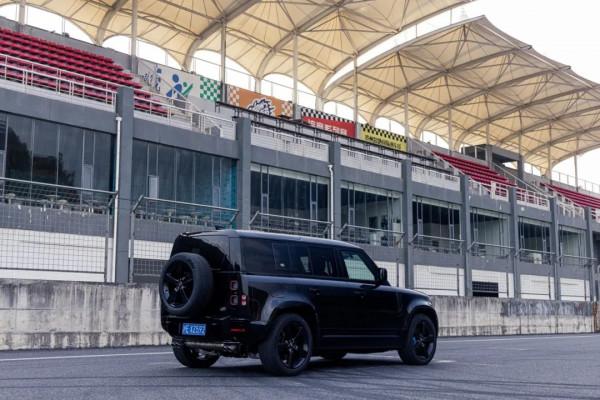 邦德先生，為何不試試大V8的路虎衛士呢？