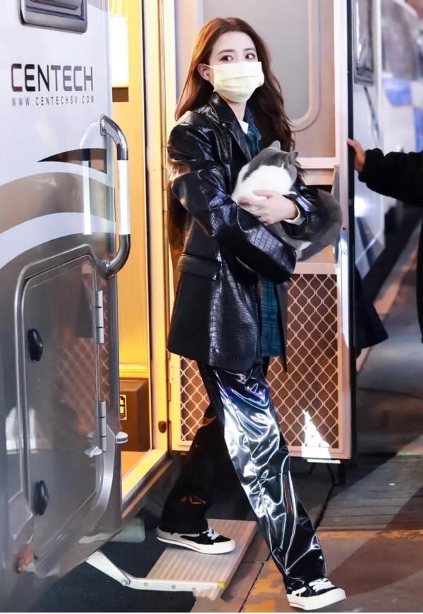 今年不興小白鞋了，春天都在穿這“3雙鞋”，時髦舒服又顯瘦