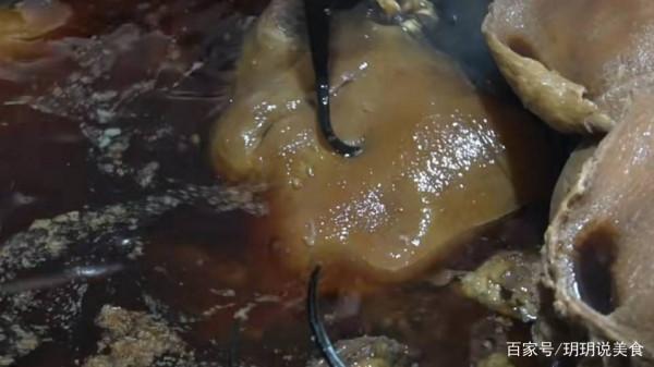 河北大哥在自家賣美食，一口鍋能裝下兩頭牛，日入5萬，絕不外傳