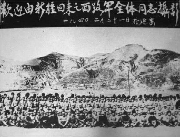 1988年10月1日,臨澤縣城盛大集會,16輛車裝載1000具西路軍遺骨 1988年10月1日,臨澤縣城盛大集會,16輛車裝載1000具西路軍遺骨