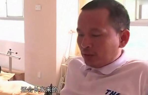 他因一次打架精神失常，離家時四肢健全，回家時雙腳已被卸下